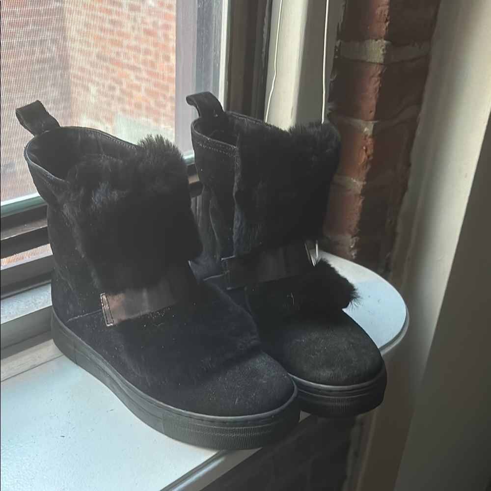 Black Winter Boots with Fleece Lining and Slip-On Design